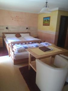 Postel nebo postele na pokoji v ubytování Landgasthof zum Hirschenstein, Pension Garni