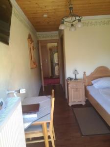 Postel nebo postele na pokoji v ubytování Landgasthof zum Hirschenstein, Pension Garni