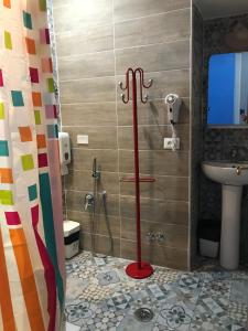 een badkamer met een douche en een wastafel bij Legend R.G. in Rome