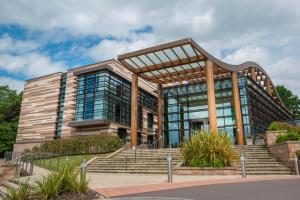 Un gran edificio con escaleras al frente. en The Orchard Hotel & Restaurant, en Nottingham