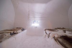 Postel nebo postele na pokoji v ubytování Sorrisniva Igloo Hotel