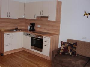 A kitchen or kitchenette at Ferienwohnungen Kern