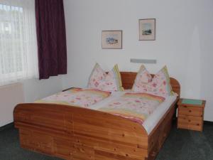 A bed or beds in a room at Ferienwohnungen Kern