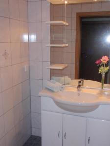 A bathroom at Ferienwohnungen Kern
