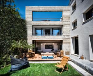 vista su una casa con cortile di Teku Sardinia Boutique Hotel a Bari Sardo