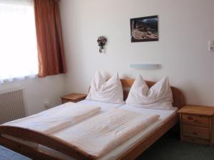 A bed or beds in a room at Ferienwohnungen Kern