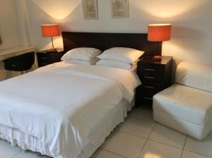 1 dormitorio con 2 camas con sábanas blancas y lámparas en Apartamento Copa Ipa 307, en Río de Janeiro