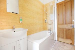 Ένα μπάνιο στο Townhead Apartments Gallery View +25 φωτογραφίες