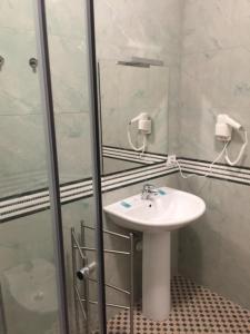 Koupelna v ubytování Herges Hotel