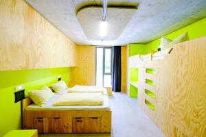 1 dormitorio con 2 camas y paredes verdes en Jugendherberge Bayreuth en Bayreuth