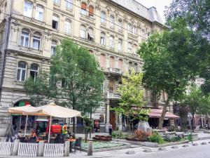 ブダペストにあるReal Apartments Zichyの大きな建物前のカフェ