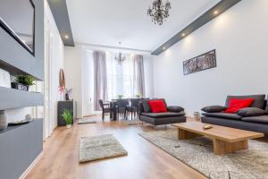 ブダペストにあるReal Apartments Zichyのリビングルーム(ソファ2台、テーブル付)