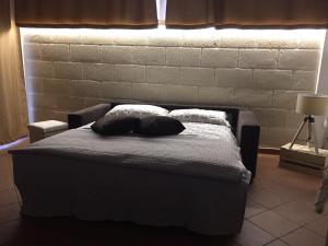 ポリニャーノ・ア・マーレにあるIl Rifugio di Mattiaのベッド1台(枕2つ付)