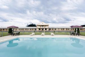 a large swimming pool in front of a building at Knights Inn Palmyra in Palmyra