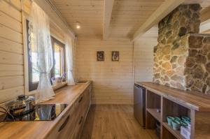 Kuchyň nebo kuchyňský kout v ubytování Osada Łagówek - domek letniskowy do wynajęcia