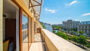 Un balcón o terraza en Concorde Old Bucharest Hotel