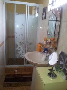 W łazience znajduje się umywalka i prysznic. w obiekcie Chez Marina w mieście Quatre Bornes