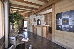 uma sala de estar com paredes de madeira, uma mesa e um balcão em CGH Résidences & Spas Le Jhana em Tignes