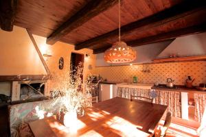 サンタ・フィオーラにあるPodere di Maggio - Casa Grandeのキッチン(木製テーブル付)