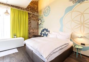 1 dormitorio con cama y bañera en Hotel & Restaurant Heyligenstaedt, en Giessen