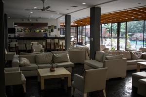 Khu vực lounge/bar tại Hotel El Libertador