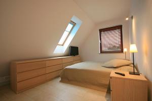 Un dormitorio con una cama grande y una ventana en Bursztynowa 14 Hel, en Hel