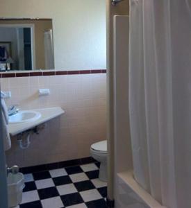 Phòng tắm tại Western Inn Hamilton
