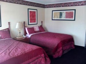 Uma cama ou camas num quarto em Western Inn Hamilton