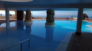 una piscina con vista sull'oceano di Apartment Andrea ad Adeje