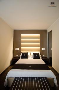 ein Schlafzimmer mit einem großen Bett mit einem großen Kopfteil in der Unterkunft Porto Cesareo Exclusive Room in Porto Cesareo