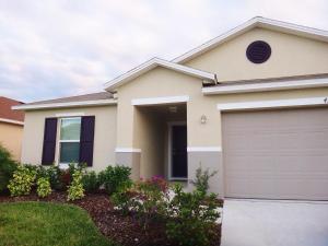 una casa con un garaje delante en CozyKey Vacation Rentals - Crystal Cove, en Kissimmee