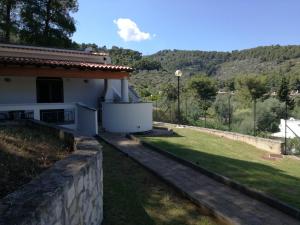 ein Haus mit einer Mauer und einem Hof in der Unterkunft Villetta Danila Pugnochiuso Le Macine in Vieste