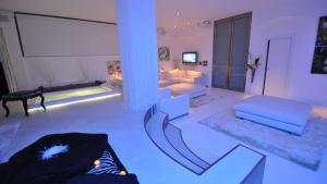 ガリポリにあるSuite White Eleganceのリビングルーム(ソファ、テーブル付)