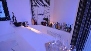 ガリポリにあるSuite White Eleganceのカウンター(ワイン1本付)が備わる客室です。