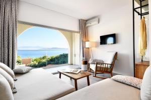 TV a/nebo společenská místnost v ubytování Akrathos Beach Hotel