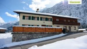 ein Haus in den Bergen mit Schnee auf dem Boden in der Unterkunft Gastehaus Wolf in Bach