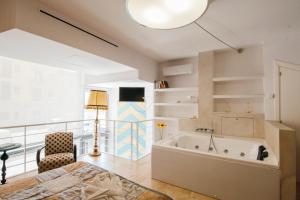 a bedroom with a bed and a bath tub at La Casa dels Abeuradors in Gandesa