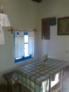 Zimmer mit einem Tisch und einem Fenster in der Unterkunft Apartment Anetica in Cres