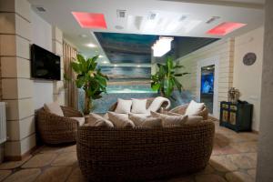 Μια τηλεόραση ή/και κέντρο ψυχαγωγίας στο Deluxe Hotel Kupava