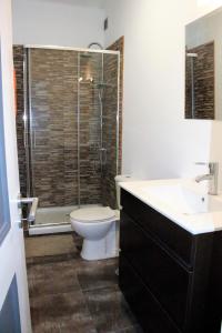 La salle de bains est pourvue d'une douche, de toilettes et d'un lavabo. dans l'établissement Santos Deluxe Apartment, à Lisbonne