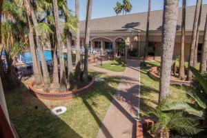 z góry widok na ośrodek z basenem i palmami w obiekcie La Copa Hotel w mieście McAllen