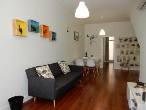 uma sala de estar com um sofá e uma mesa em Oporto Downtown Apartment no Porto