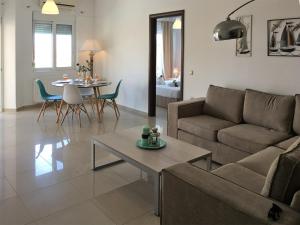 Agios OnoufriosにあるLight Blue Apartmentのリビングルーム(ソファ、テーブル付)