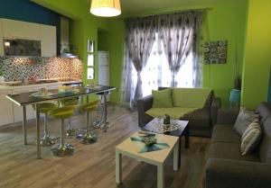 カリヴィア・ポリギロウにあるCasa Maria-Annetaのリビングルーム(ソファ、テーブル付)、キッチンが備わります。