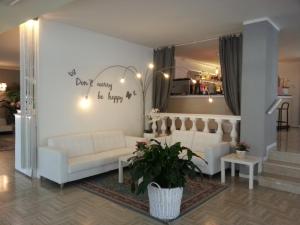 Posezení v ubytování Hotel Monaco - parcheggio incluso e piscina - min 2 gg