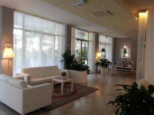 Posezení v ubytování Hotel Monaco - parcheggio incluso e piscina - min 2 gg