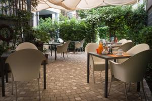 A restaurant or other place to eat at Rechigi Hotel - Adults Only