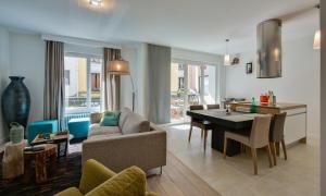 a living room with a couch and a table at Appartement Le Venise in Annecy