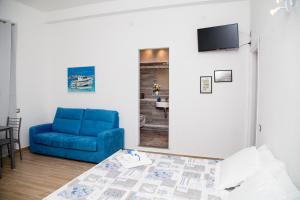アルゲーロにあるLa Posentoのリビングルーム(青いソファ、テレビ付)