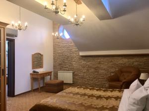 - une chambre avec un lit et un mur en briques dans l'établissement Guest House Sibirskiy, à Tcheliabinsk